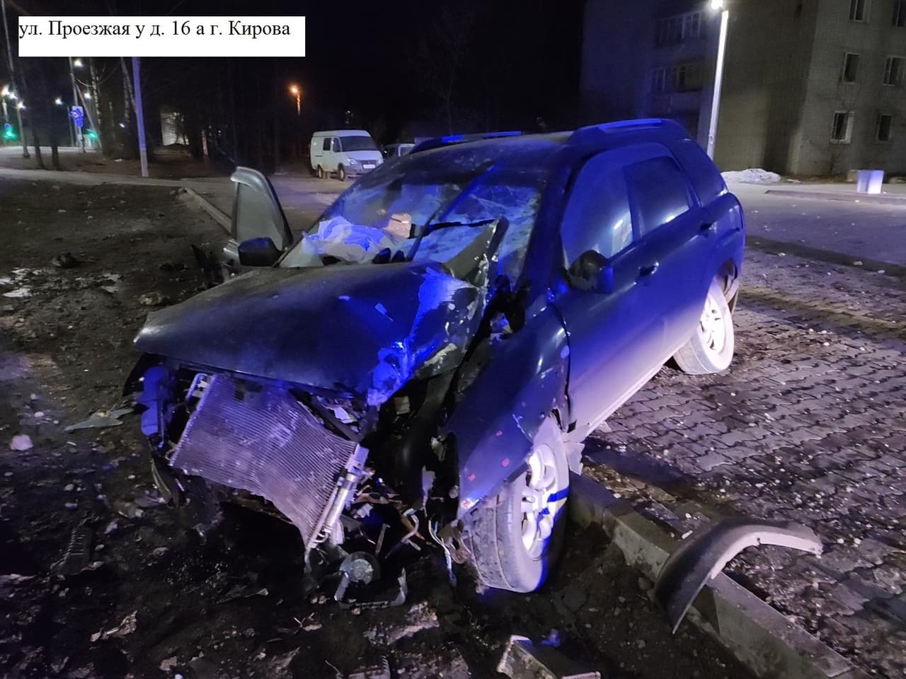 В Кирове внедорожник врезался в сугроб и снёс рекламный щит