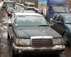 Брошенный на дороге «Мерседес» создает серьезные помехи для транспорта