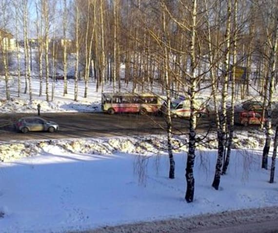 Автобус переехал водителя: мужчина отделался травмами
