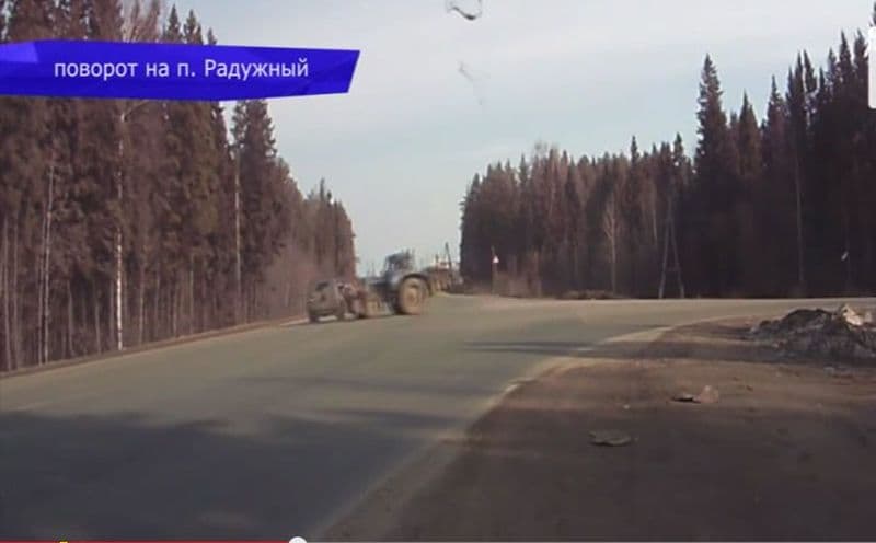 На повороте в Радужный трактор зацепил иномарку