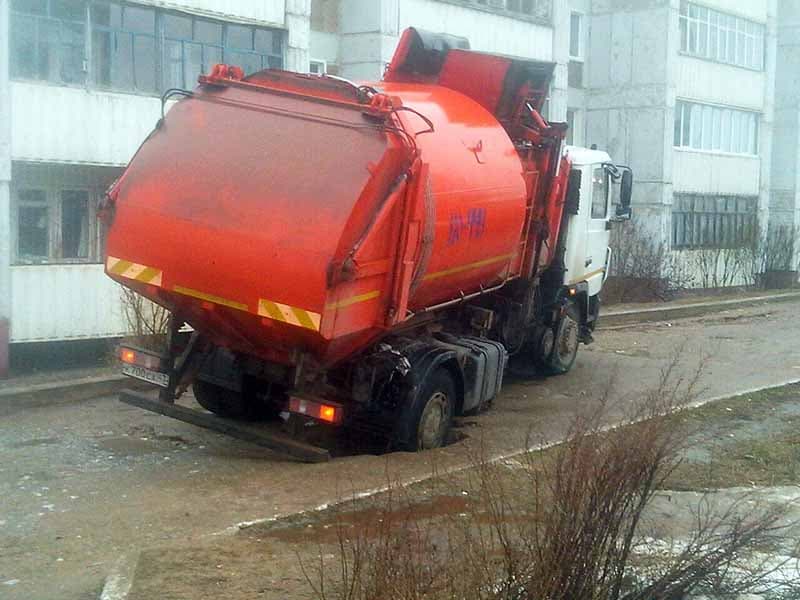 В Кирово-Чепецке мусоровоз провалился под асфальт