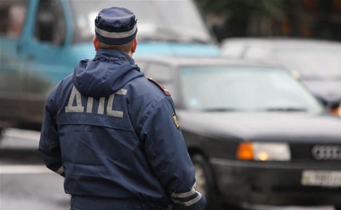 В Кирове пьяный водитель ударил полицейского в живот