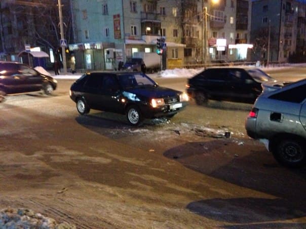У автовокзала в Кирове из-за пешехода столкнулись две «Лады»