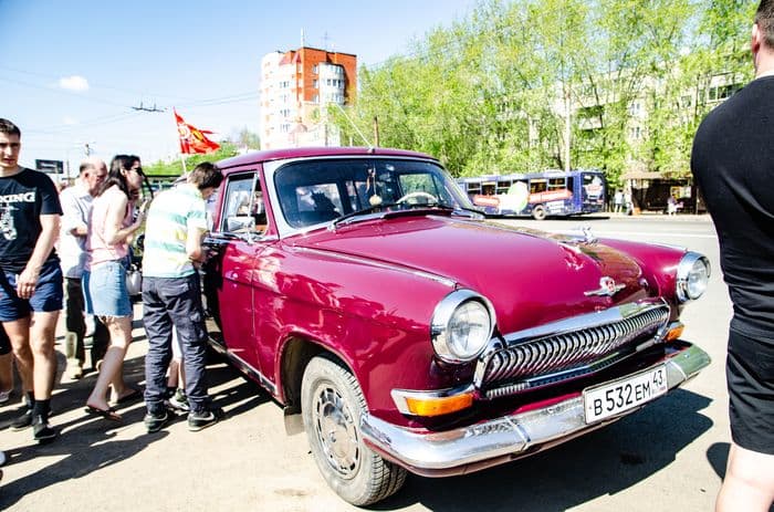 9 мая по городу Кирову проехались ретро автомобили