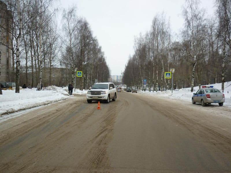 Водитель «Лэнд Крузера» сбил 13-летнюю девочку на Сурикова