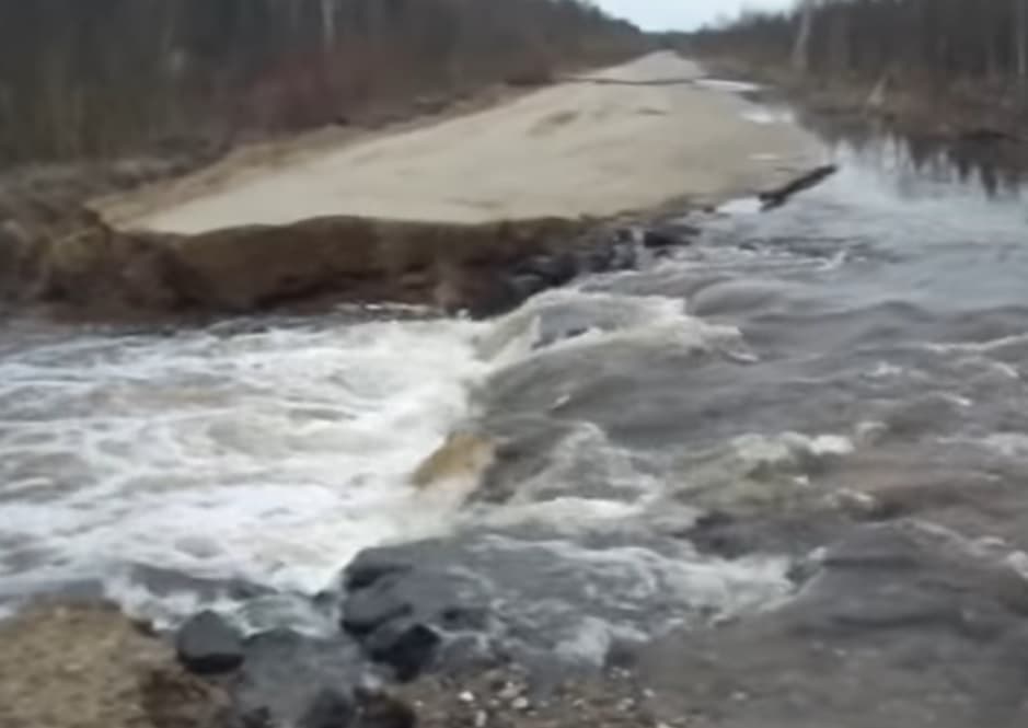 Дорогу в Верхнекамском районе разрушила вода напополам