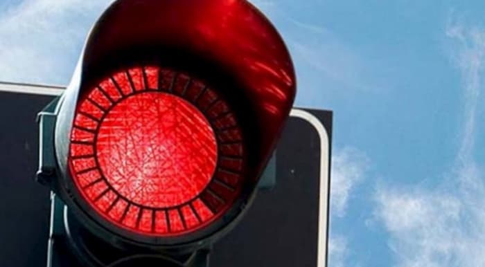 Не слишком ли сурово? За проезд на красный, хотят отбирать права