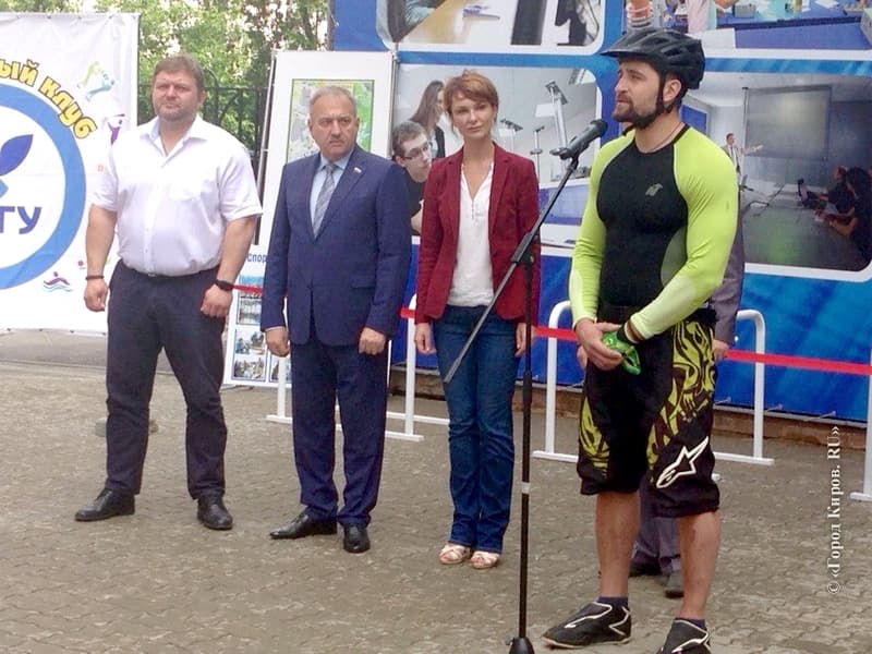 Белых и Пугач открыли городские велопарковки
