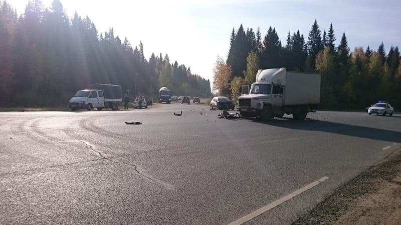 Дама на «Пежо» протаранила грузовик