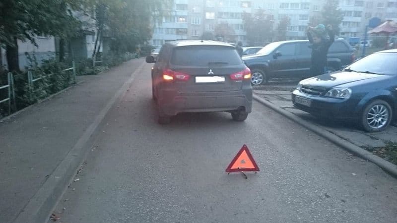 Ребенок выбежал на дорогу и попал под машину