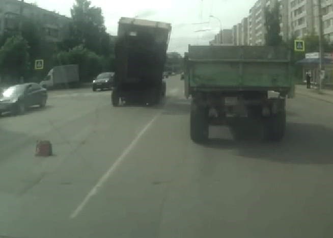 На проспекте Строителей трактор встал на дыбы 