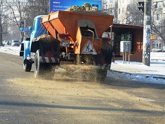 Зима «влетит в копеечку». Власти докупают реагенты для посыпки дорог