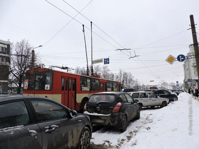 Пробки в Кирове: обилие снега ухудшило ситуацию на дорогах города
