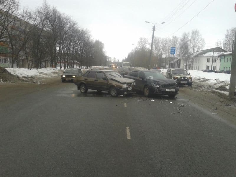 Водитель «девятки» протаранил «Шкоду» на трассе «Вятка»