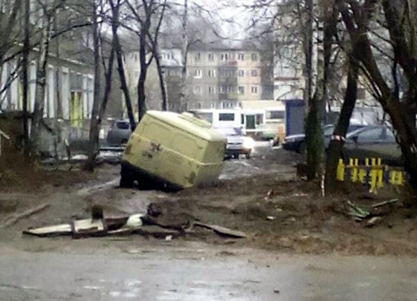 Машина провалилась в яму. Как возместить ущерб?