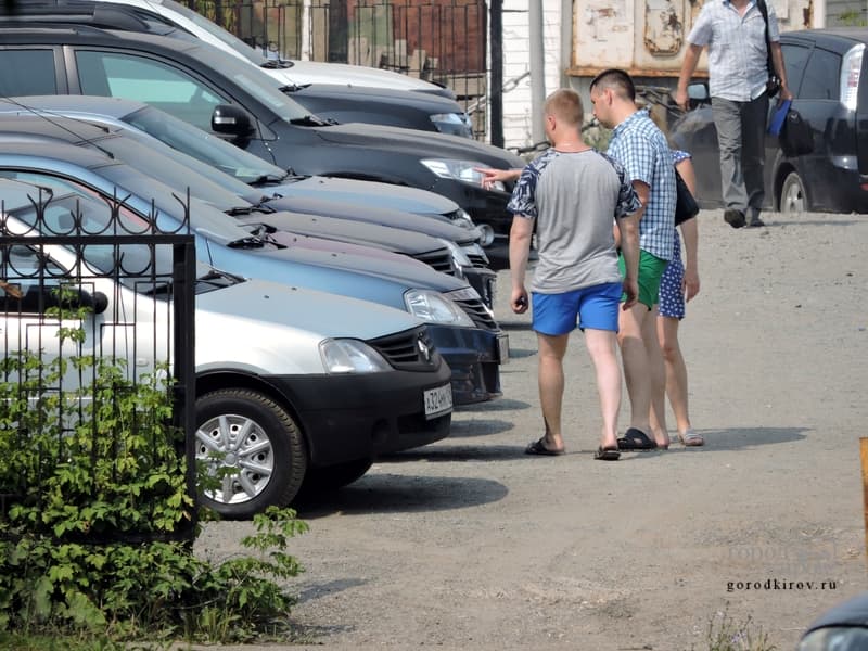 Газон или парковка: жители Кирова борются за места для авто, которые мэрия хочет озеленить