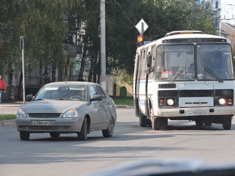 На Воровского столкнулись пассажирский автобус и «Лада»