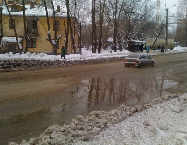 Утечка воды на улице Красина: потоки воды хлынули на дорогу