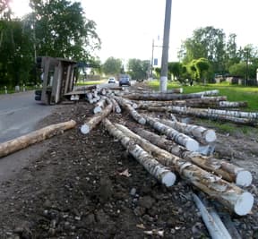 ДТП: в Кирове опрокинулся лесовоз