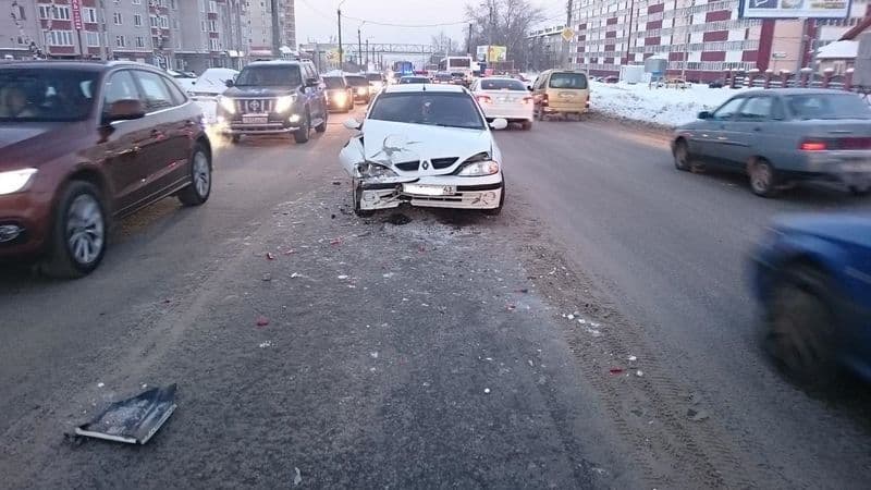 На Ленина водитель «девятки» протаранил «Рено Меган»