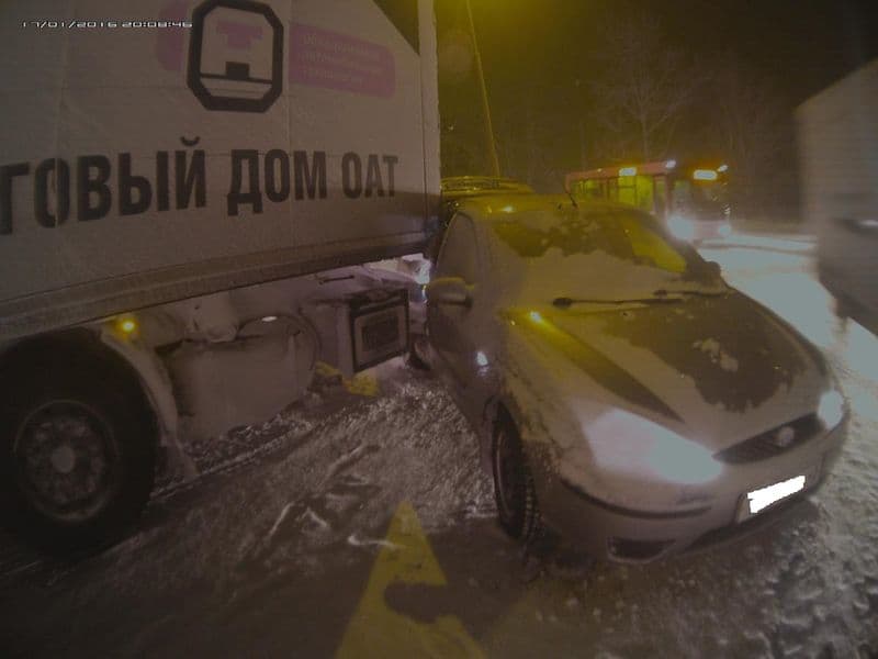 На Потребкооперации водитель «Форда» протаранил «Сканию»