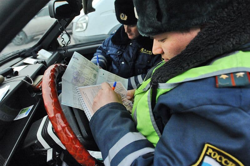 Штрафы не пугают. И вы говорите по телефону за рулем?