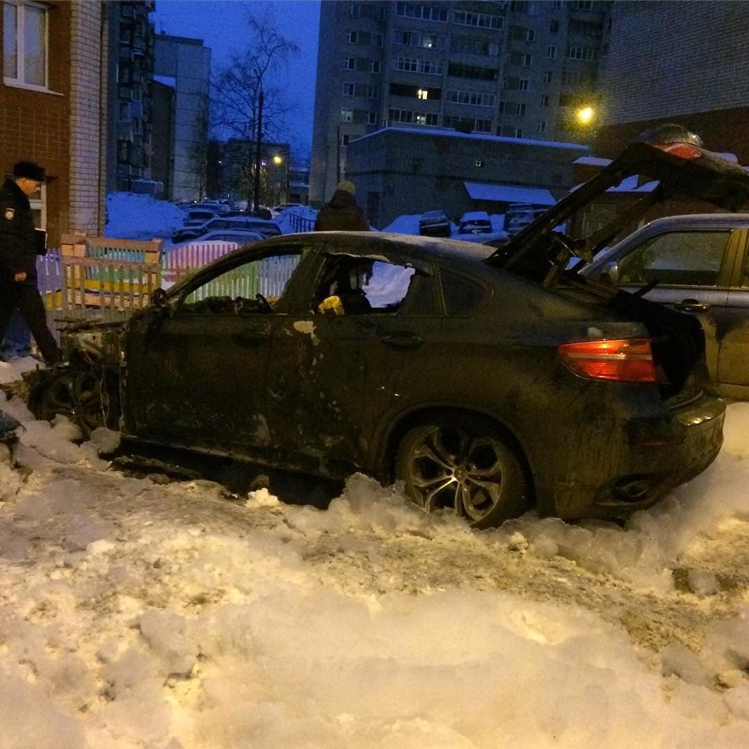 Ночью в Кирове сгорел BMW X6: пострадали еще две машины