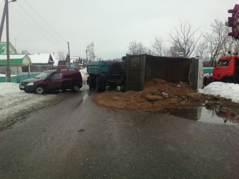 В Малмыжском районе опрокинулся грузовик
