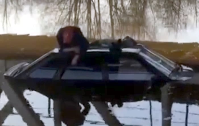 Появилось видео с утонувшей в Кирово-Чепецком районе машиной