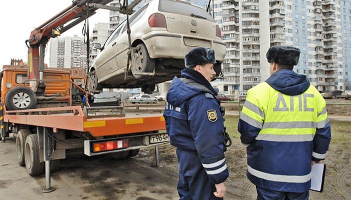 За эвакуацию авто с человеком внутри придется отвечать по статье УК