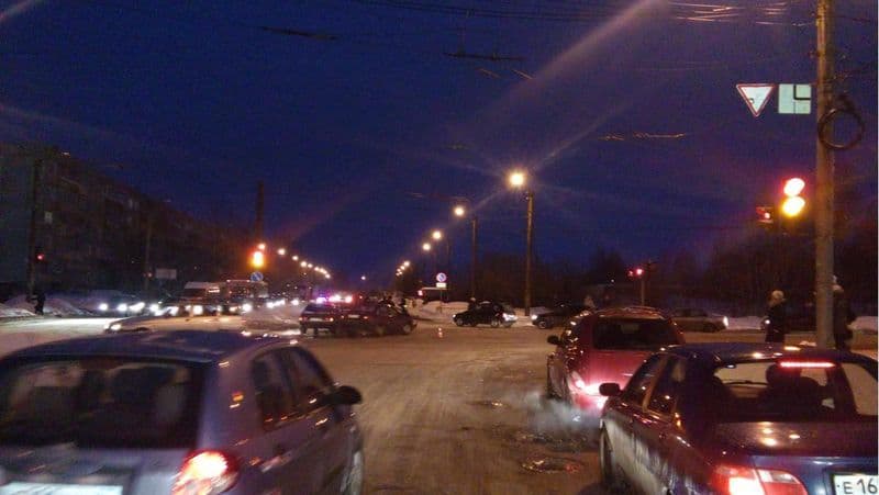 На Юровской столкнулись «четырнадцатая» и «Нексия»