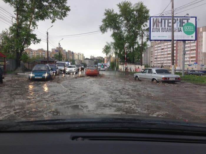 После ливня в Кирове затопило улицу Ленина: водители опасаются ехать по лужам