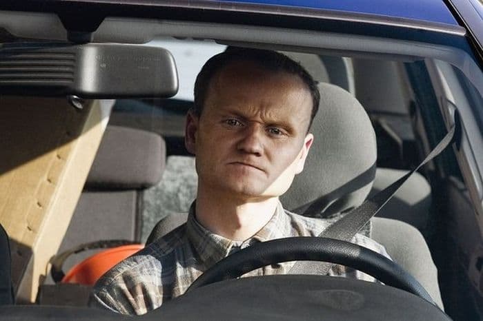 А что вас нервирует, когда вы на машине?