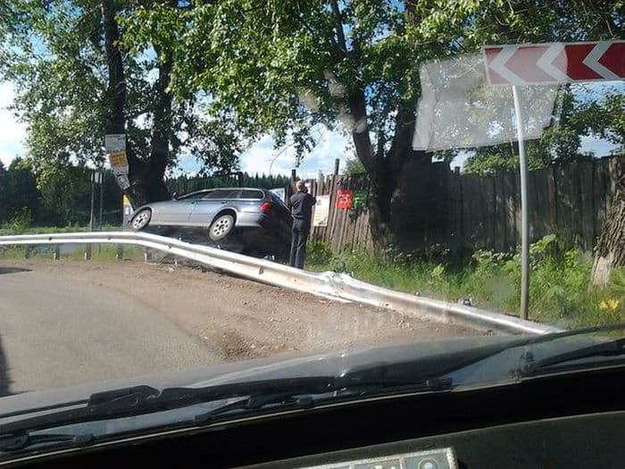 В Чистых Прудах иномарка перелетела через ограждение