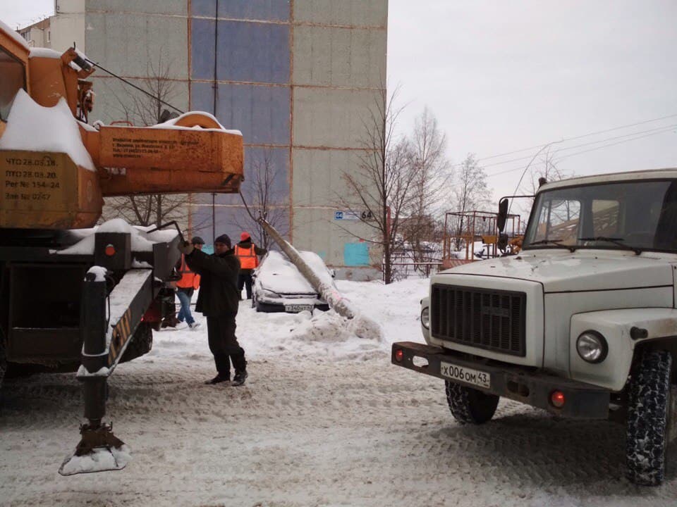 Опора ЛЭП придавила машину на Луганской