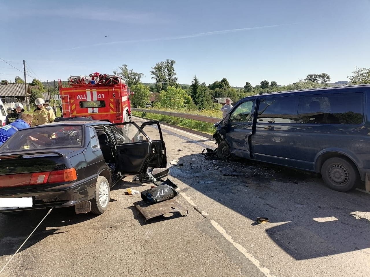 В Кировской области в ДТП с микроавтобусом пострадали 5 человек