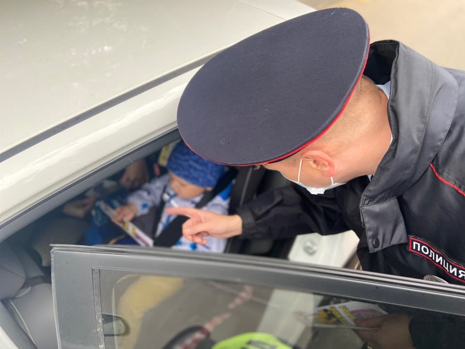 Инспекторы ГИБДД напомнили кировским водителям о правилах перевозки детей