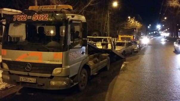 «Четырнадцатая» упала с эвакуатора на патрульную машину 