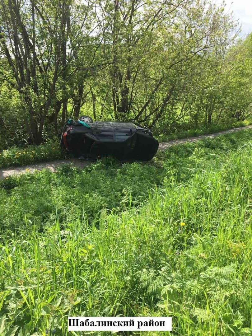 В Кировской области ВАЗ-21104 с тремя подростками улетел в кювет