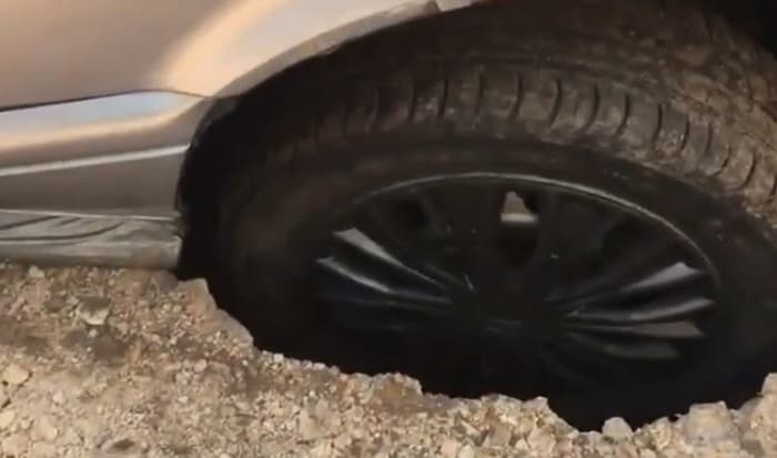 В Кирове легковушка провалилась в яму с кипятком