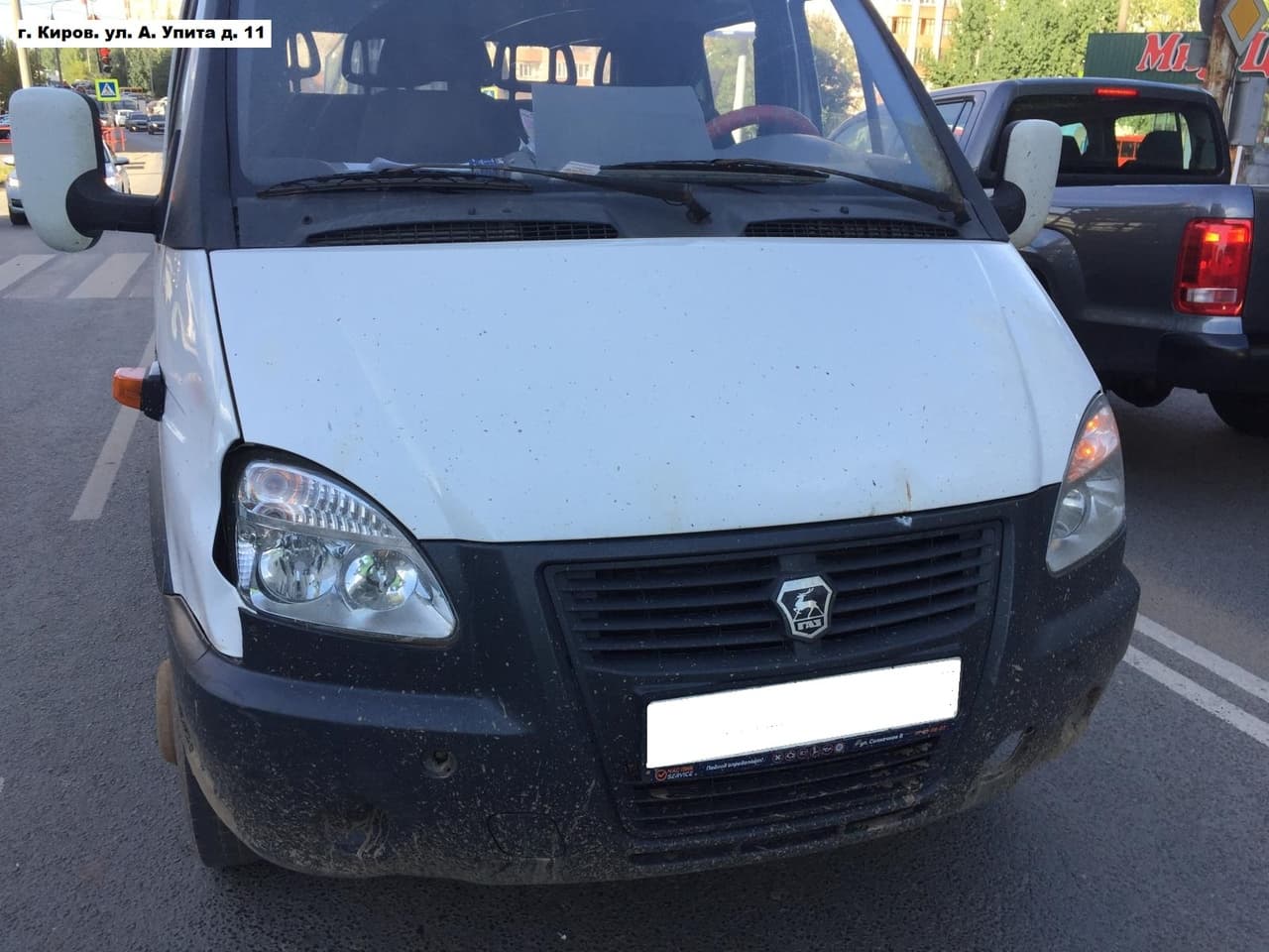 Юная кировчанка угодила под колёса грузовика