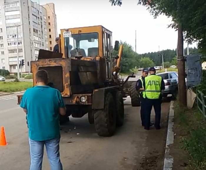 В Кирово-Чепецке трактор протаранил две машины и светофор