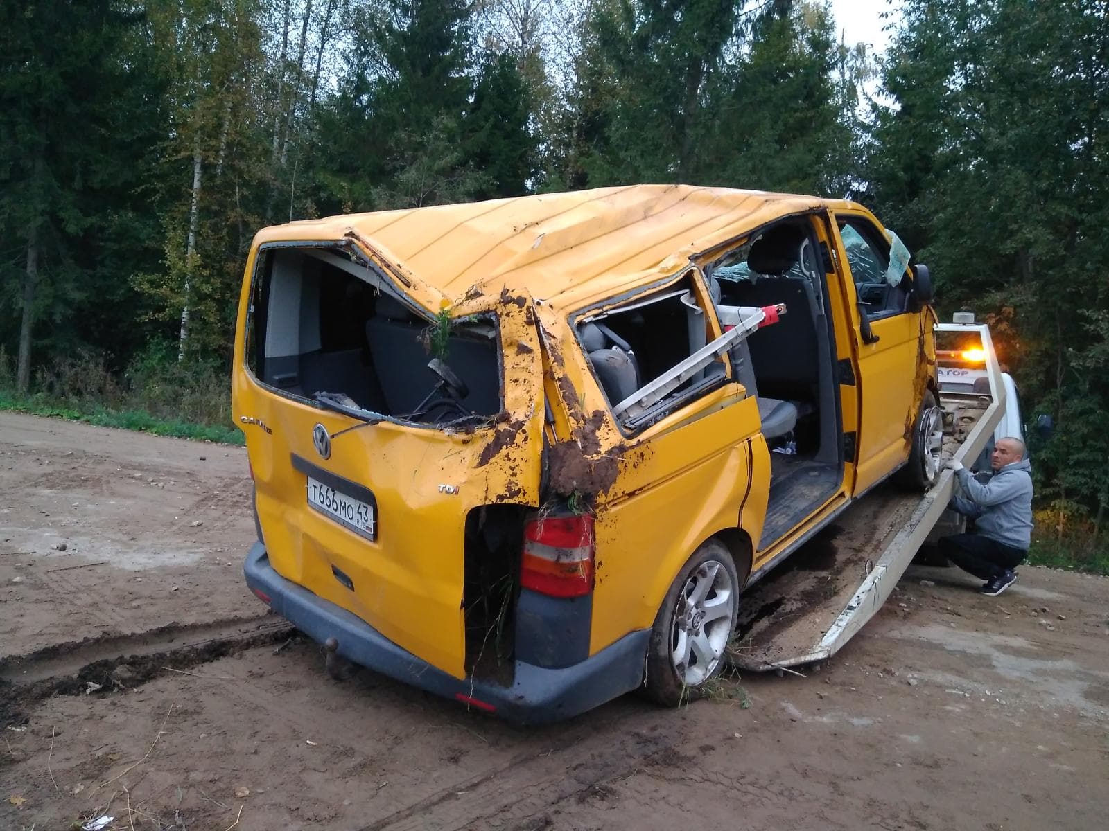 На дороге Порошино - Сидоровка опрокинулся минивен