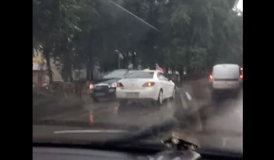 Две аварии подряд на Октябрьском проспекте. На месте МЧС и медики