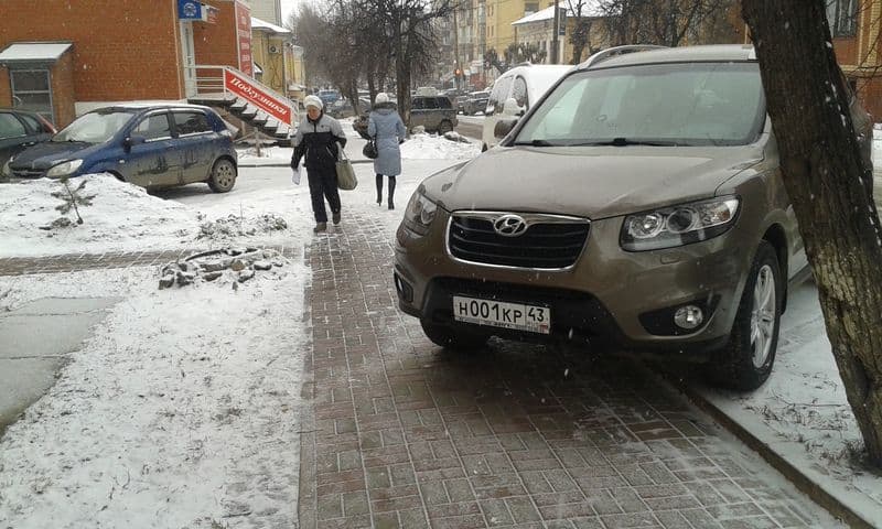 Сугробы растаяли, а автомобилисты облюбовали газоны