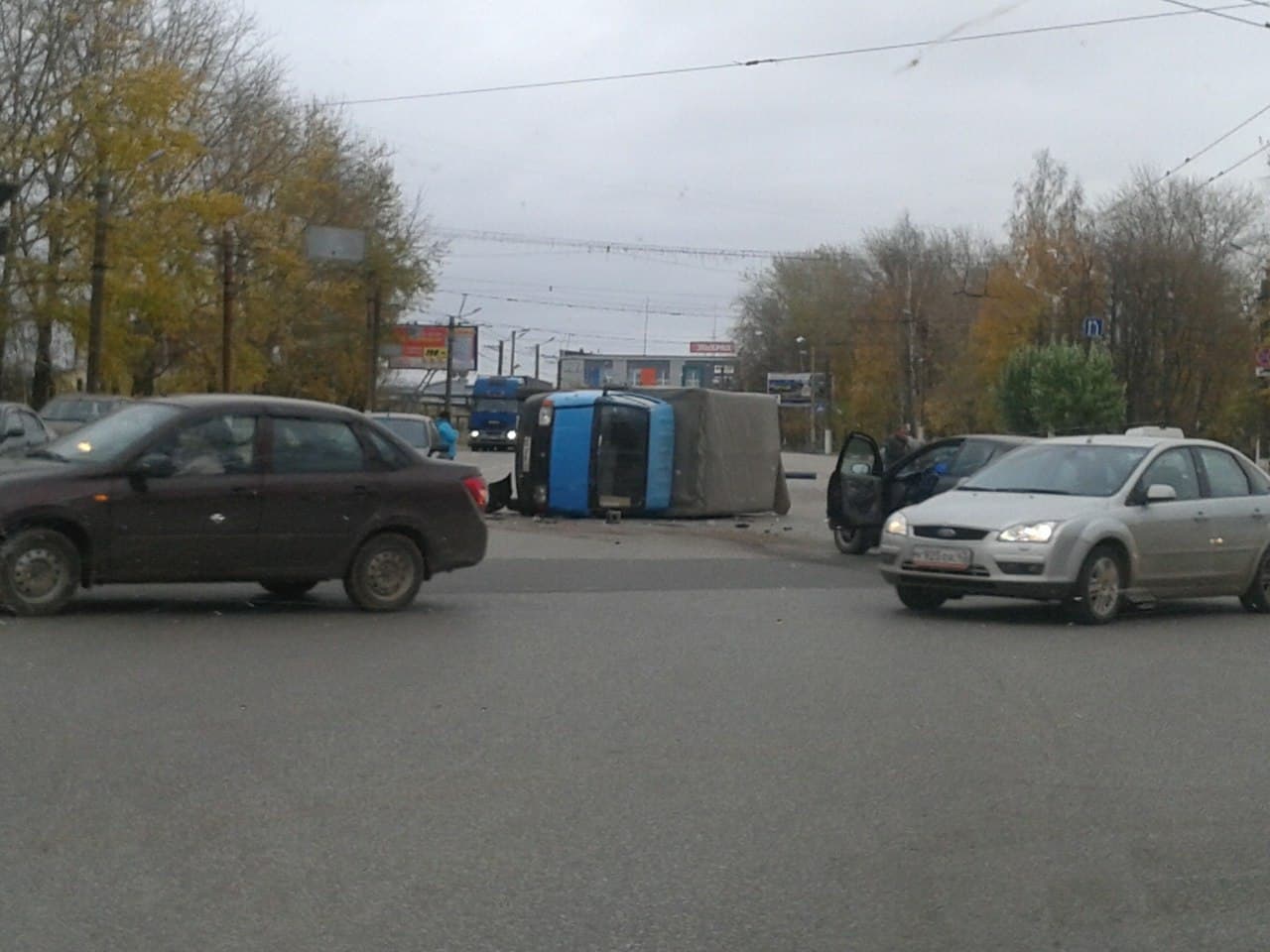 На Октябрьском проспекте в Кирове перевернулась «Газель»: пострадал водитель