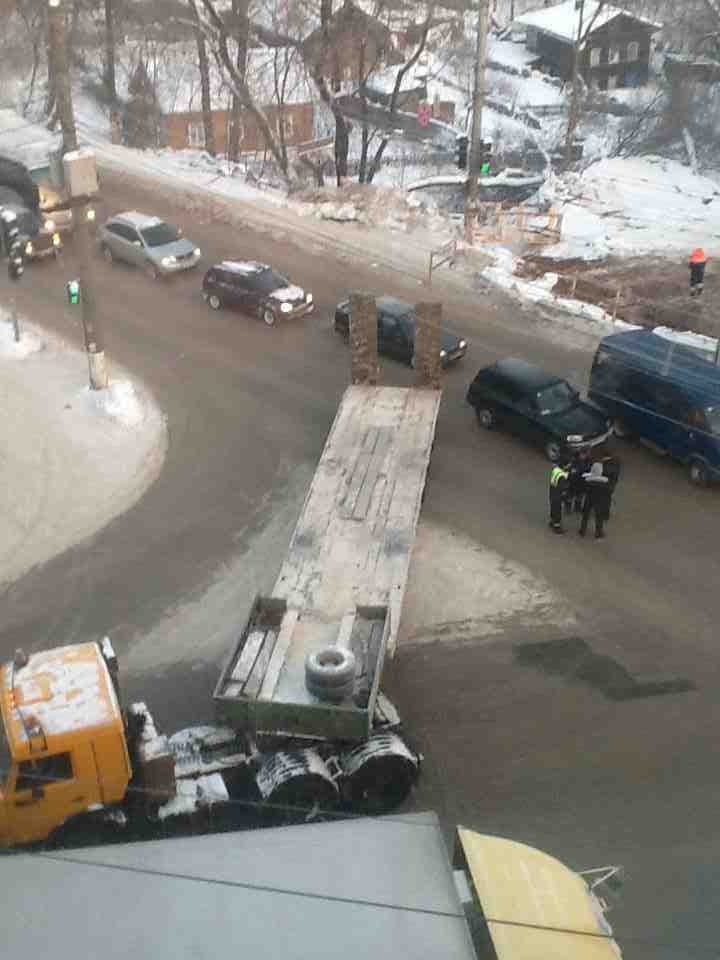 На перекрестке Карла Маркса – Профсоюзная  «тягач» перегородил проезд