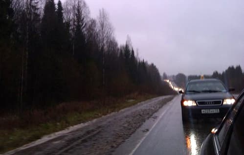 Вереница автомобилей провожает убитого таксиста в последний путь