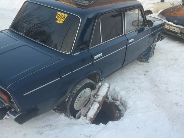 На Сурикова «шестерка» провалилась в канализационный люк