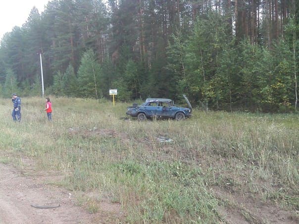 Ночью водитель «четверки» врезался в дерево и погиб